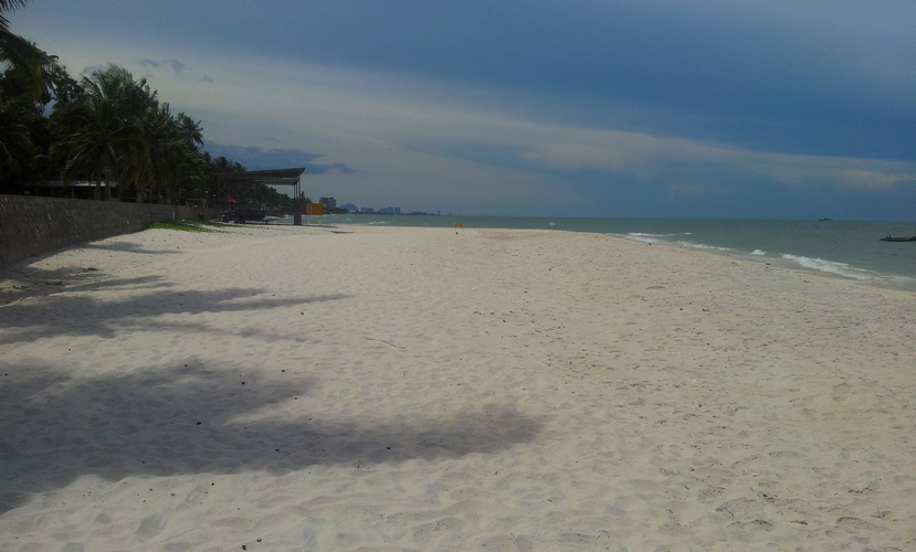 белый песочек на пляжах Хуахина
