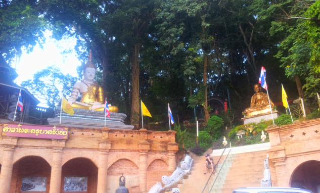 Будда около храма Дой Сутеп