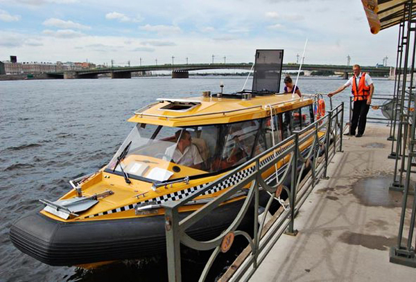 В Санкт-Петербурге начался сезон водного такси!