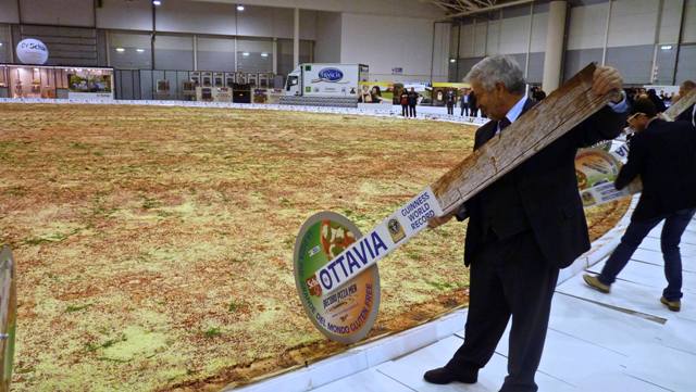 Огромная пицца в мире