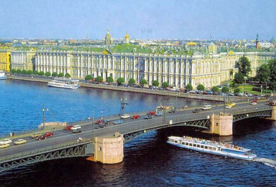 Дворцовый мост днем